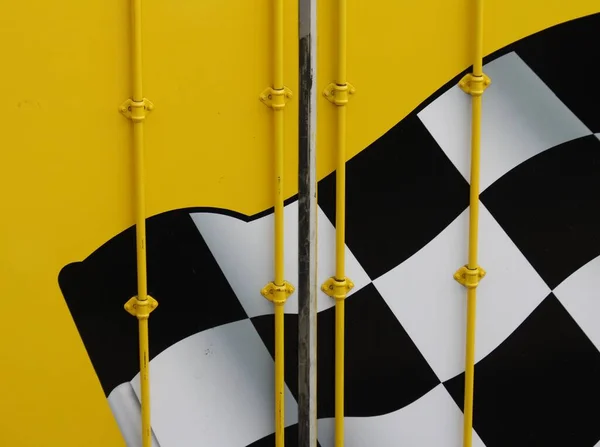 Traditionelle Motorsport Karierte Flagge Gewinnende Symbol Auf Leuchtend Gelben Hintergrund — Stockfoto