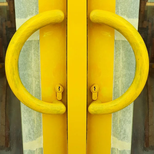 Ilustração Porta Semi Circular Amarela Vívida Lida Com Padrões Desenhos — Fotografia de Stock
