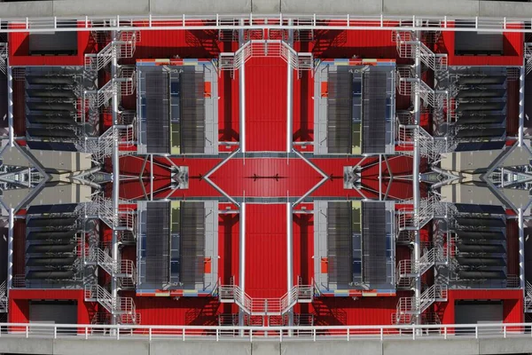 Крупным Планом Красных Черных Входных Дверей Промышленную Площадку Серебряными Серыми — стоковое фото