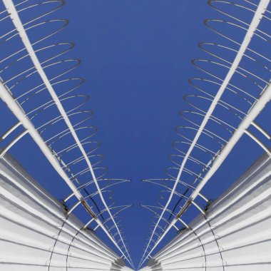 Yan girişi olan beyaz sanayi bacası. Bulutsuz mavi gökyüzü. Geometrik desenleri ve tasarımları var.