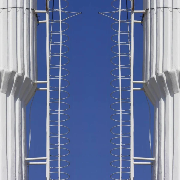 Chimenea Industrial Blanca Con Escaleras Acceso Lateral Cielo Azul Sin — Foto de Stock