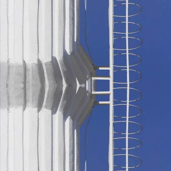 Chaminé Industrial Branca Com Escadas Acesso Lateral Céu Azul Sem — Fotografia de Stock