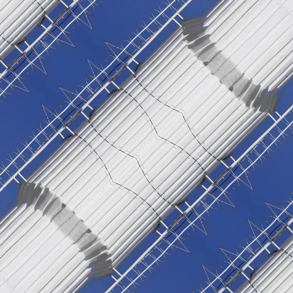 Weißer Industrieschornstein Mit Seitlichen Drehleitern Wolkenloser Blauer Himmel Mit Geometrischen — Stockfoto
