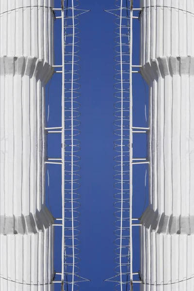 Witte Industriële Schoorsteen Met Zijdelingse Toegang Ladders Wolkenloze Blauwe Lucht — Stockfoto