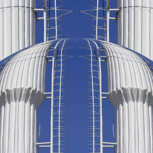 サイドアクセスはしごを持つ白い工業用煙突幾何学的なパターンとデザインと雲一つない青空 — ストック写真