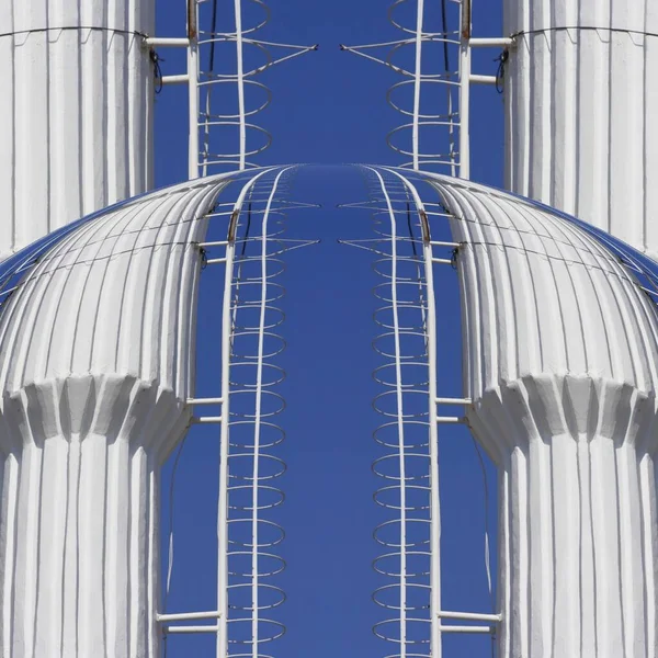 Chaminé Industrial Branca Com Escadas Acesso Lateral Céu Azul Sem — Fotografia de Stock