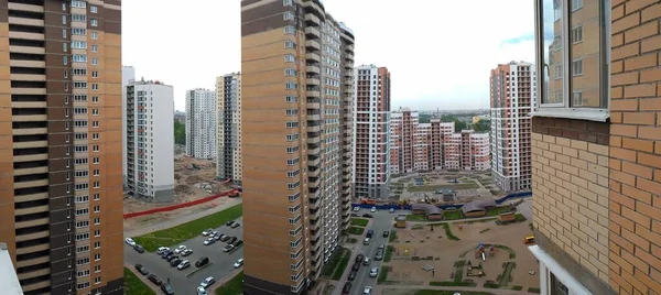 St. Petersburg 'da avlular ve yüksek katlı tuğlalı evler. Yüksek katlı bir binanın panoramik görüntüsü..