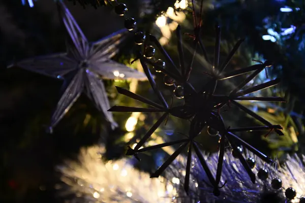 Decoración del árbol de Navidad juguetes ecológicos, copo de nieve hecho de paja y bombillas brillantes — Foto de Stock