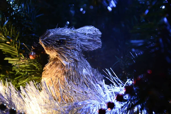Juguetes ecológicos de la decoración del árbol de Navidad, conejo hecho de paja y aligerado con bulbos brillantes — Foto de Stock