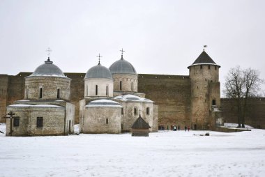 Khram Uspeniya Presvyatoy Bogoroditsy, Khram Svt. Kale duvarı ve kulesi olan Nikolaya Chudotvortsa
