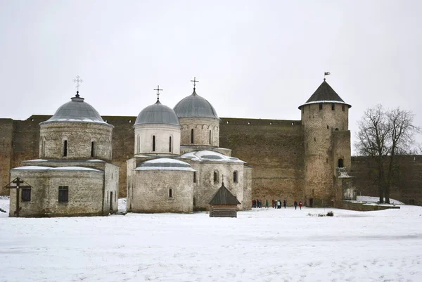Khram Uspeniya Presvyatoy Bogoroditsy, Khram Svt. Kale duvarı ve kulesi olan Nikolaya Chudotvortsa