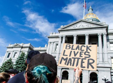 Denver, Colorado / ABD 6 / 1 / 20: Vatandaşlar George Floyd 'un Minneapolis, Minnesota Polis Memurları tarafından öldürülmesini protesto ettiler.