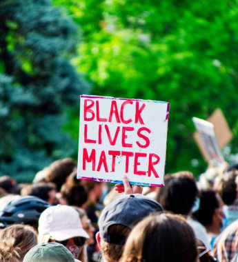 Denver, Colorado / ABD 6 / 1 / 20: Vatandaşlar George Floyd 'un Minneapolis, Minnesota Polis Memurları tarafından öldürülmesini protesto ettiler.