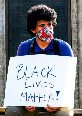 Denver, Colorado / ABD - 06 / 02 / 20: George Floyd 'un Minneapolis, Minnesota Polis Memurları tarafından öldürülmesi Colorado Eyalet Meclisi' nde düzenlenen altıncı protesto gününü hızlandırdı. 