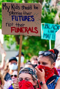 Denver, Colorado / ABD - 06 / 02 / 20: George Floyd 'un Minneapolis, Minnesota Polis Memurları tarafından öldürülmesi Colorado Eyalet Meclisi' nde düzenlenen altıncı protesto gününü hızlandırdı. 