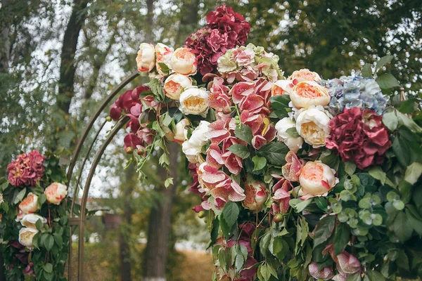 Grandes pivoines de fleurs sur le mur. Délicate texture florale fond pour scène de mariage, décor festif. gros plan — Photo