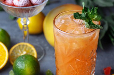 Yaz taze soğuk içecek içecekleri. Buzlu limonata, limon ve portakal. Açık havada da nane şekeri. Bardakta portakallı limonata