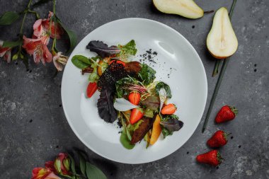 Ördek göğüslü salata. Teriyaki sosunda kızartılmış su manzaralı ördek, karamelize armut, domates, salata karışımı, narenciye sosu. telif hakkı yeri