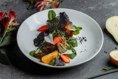 Ördek göğüslü salata. Teriyaki sosunda kızartılmış su manzaralı ördek, karamelize armut, domates, salata karışımı, narenciye sosu. telif hakkı yeri