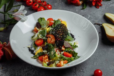 Restoranda geleneksel karides ve mango salatası. Biberiyeli karides salatası, mango, vişneli domates, salata karışımı, mango sosu..