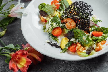 Restoranda geleneksel karides ve mango salatası. Biberiyeli karides salatası, mango, vişneli domates, salata karışımı, mango sosu..