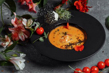 Lezzetli Tom Yum çorbası karides ve hindistan cevizi sütü