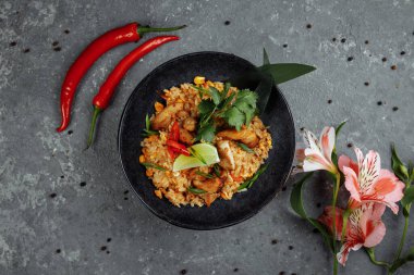 Tavuklu Tayland pilavı. Tayland yemeği, tavuk, Yalta soğanı, mısır, ananas, domates, soya sosu, biber ezmesi, kişniş, limon, kırmızı biber.