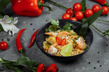 Siyah tabakta karidesli Tayland pirinci. telif hakkı yeri