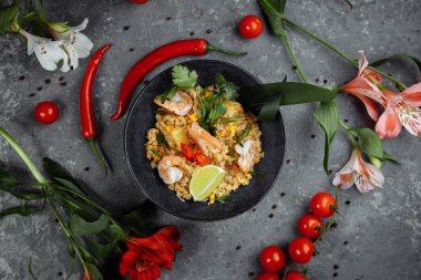 Siyah tabakta karidesli Tayland pirinci. telif hakkı yeri