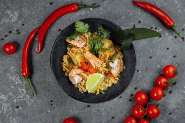 Siyah tabakta karidesli Tayland pirinci. telif hakkı yeri