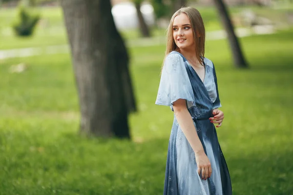 Stilvolles Mädchen Posiert Einem Kleid Einem Sonnigen Frühlingspark Fröhliches Glückliches — Stockfoto