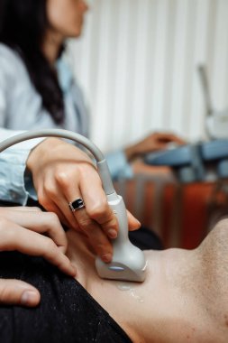 Hemşire ofisteki hastanın boynuna ultrason yapacak.