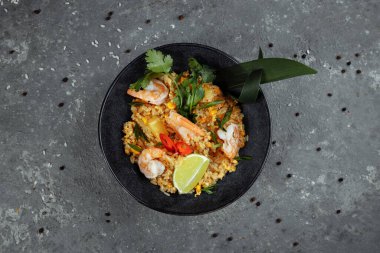 Siyah tabakta karidesli Tayland pirinci. telif hakkı yeri