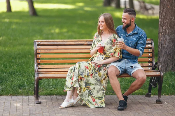 Moda Jovem Casal Adolescente Descansando Parque Cidade Com Bebidas Sentadas — Fotografia de Stock