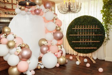 Bir sürü balonu olan çocuk fotoğraf bölgesi. Doğum günü partisi için dekorasyon. Çocukların doğum günü partisi kavramı.