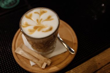 Tahtaya konmuş şeker çubuklu latte kahve..