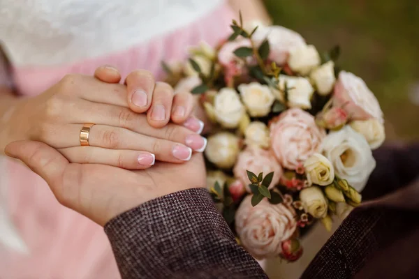 Manos Omanos Recién Casados Con Anillos Boda Ramo Bodas Recién —  Fotos de Stock