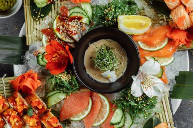 Kristal tepside suşi ruloları. Philadelphia, Yeşil Ejder, Hawaii, Kızıl Ejder, Ebi Shake.