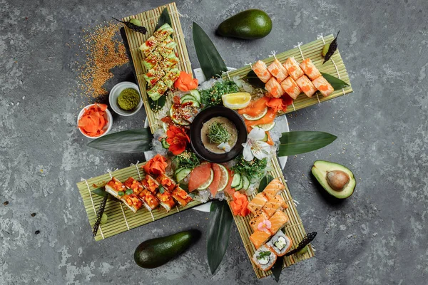Sushi Rolky Položené Křišťálovém Podnose Rolls Philadelphia Green Dragon Hawaii — Stock fotografie