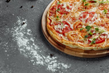 Siyah taş arka planda Pizza Margherita, en iyi manzara. Domates, fesleğen ve Mozzarella peynirli pizza..