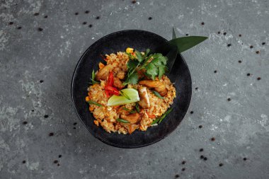 Tavuklu Tayland pilavı. Tayland yemeği, tavuk, Yalta soğanı, mısır, ananas, domates, soya sosu, acı biber ezmesi, kişniş, limon, acı biber yeşili soğan baharatları.