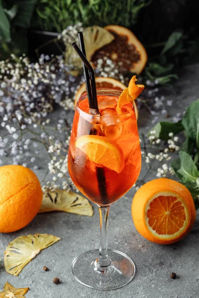 Gri beton arka planda Aperol sprey kokteyli. Bir bardak portakal dilimli aperol spreyi. Bardakta yaz kokteyli.