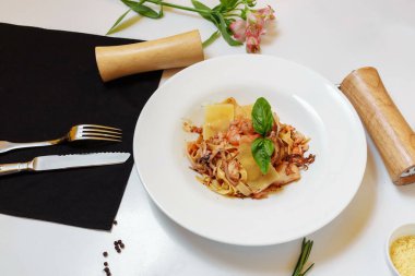 Hafif arka planda deniz ürünleri makarna ve peynir. Deniz ürünleri ve peynirli lezzetli spagetti..