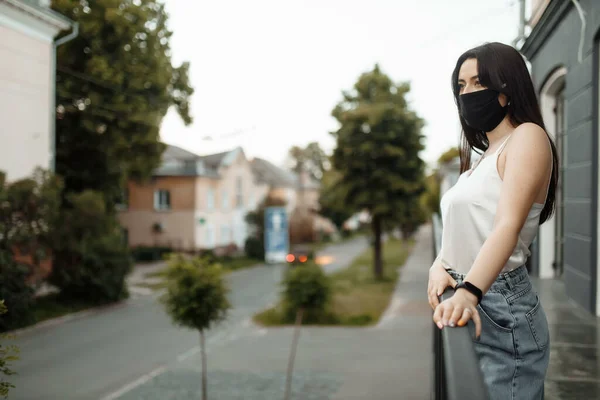 Menina Uma Máscara Protetora Uma Varanda Olha Para Uma Cidade — Fotografia de Stock