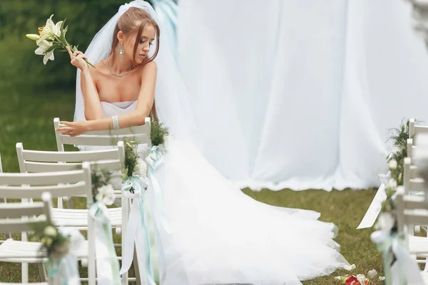 Красивая Невеста Великолепном Свадебном Платье Позирует Среди Зелени Улице Девушка — стоковое фото