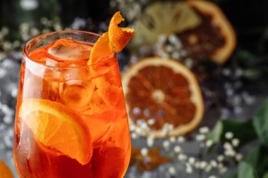 Gri beton arka planda Aperol sprey kokteyli. Bir bardak portakal dilimli aperol spreyi. Bardakta yaz kokteyli.