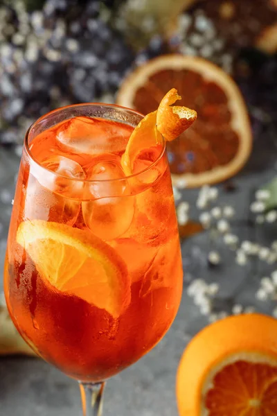 Коктейль Aperol Spritz Сірому Бетонному Фоні Склянка Скритцу Апельсиновими Скибочками — стокове фото