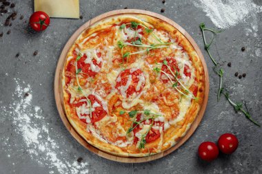 Siyah taş arka planda Pizza Margherita, en iyi manzara. Domates, fesleğen ve Mozzarella peynirli pizza..