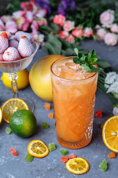 Bebidas Frescas Verão Bebida Fria Limonada Gelo Jarro Limões Laranja — Fotografia de Stock