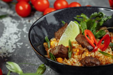 Gri desenli arka planda sığır eti ve sebzeli kızarmış pirinç..